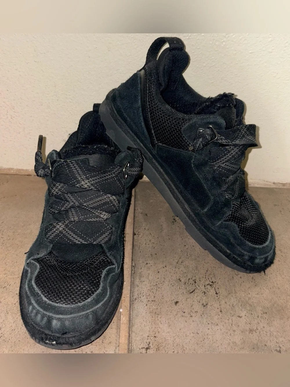 UGG Lowmel 1152410K Puffy Black Kids Big Kid 6K / Women’s 7 Skater Sneakers